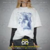 Fotografía de playera oversize blanca con estampado estilo vintage azul deslavado del rostro de Rosalía de perfil rodeada de collares y la palabra LUX