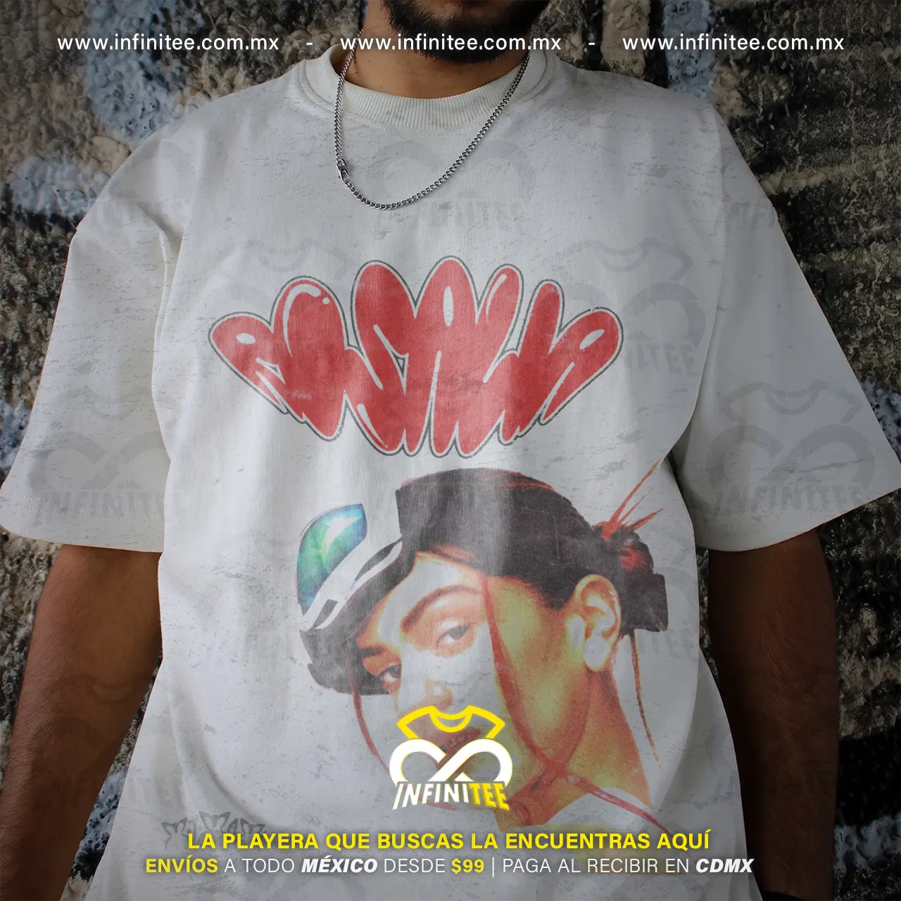 Fotografía de playera oversize blanca unisex con estampado de letras tipo graffiti rojo con el nombre Rosalía y retrato urbano con visera de la artista