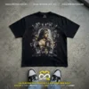Fotografía de estudio de playera oversize negra con estampado gráfico estilo bootleg gótico de Rosalía LUX con querubines y cruces