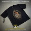 Fotografía de playera oversize negra con retrato de Rosalía enmarcado en un óvalo barroco dorado con detalles góticos