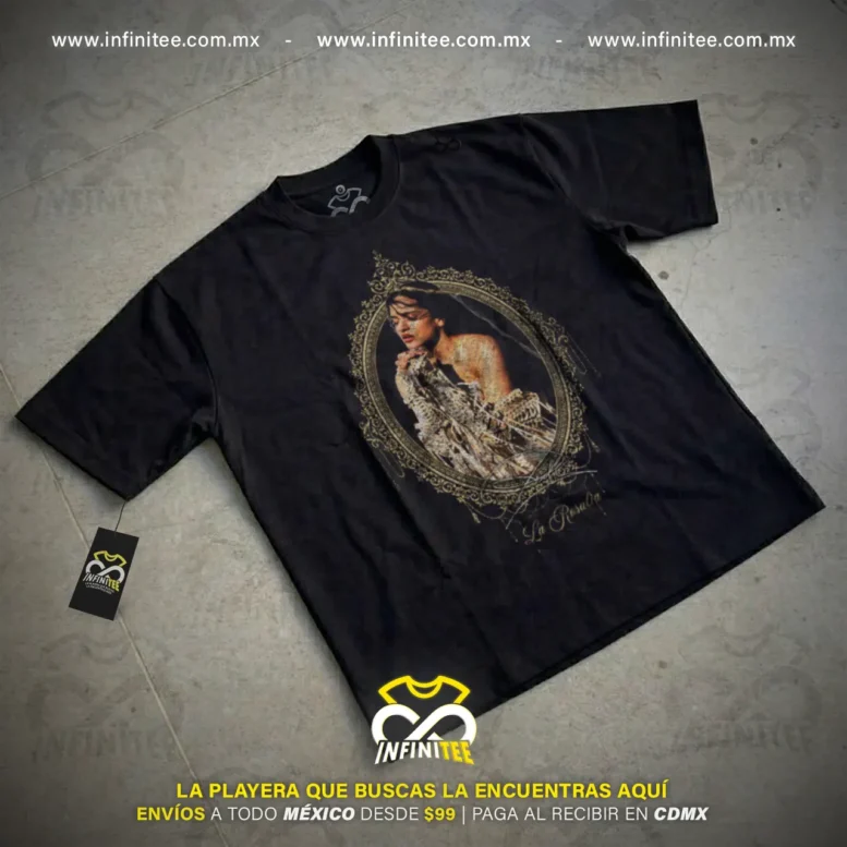 Fotografía de playera oversize negra con retrato de Rosalía enmarcado en un óvalo barroco dorado con detalles góticos