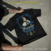 Fotografía de playera oversize negra de Rosalía con estampado trasero del LUX World Tour 2026 mostrando fechas en México y marco de rosas