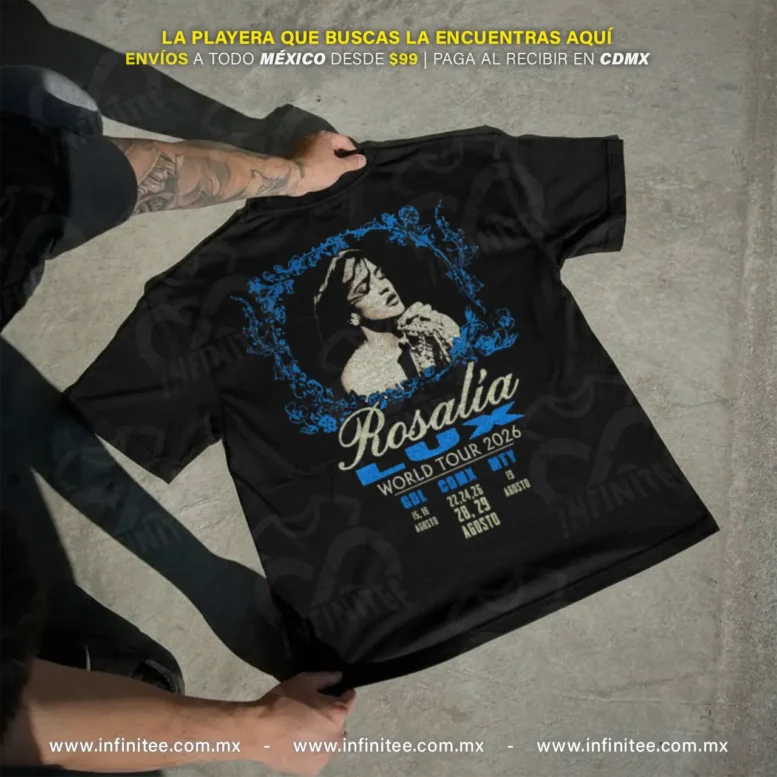 Fotografía de playera oversize negra de Rosalía con estampado trasero del LUX World Tour 2026 mostrando fechas en México y marco de rosas