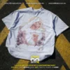 Fotografía de estudio de playera oversize blanca con estampado celestial de Rosalía LUX con halo de luz y velo
