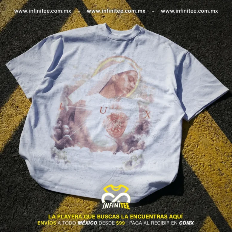 Fotografía de estudio de playera oversize blanca con estampado celestial de Rosalía LUX con halo de luz y velo