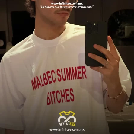 playera_HUMBE_REIK_malbec_blanca